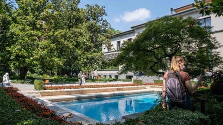 Villa Necchi Campiglio, ultimo aperitivo all'ombra delle magnolie