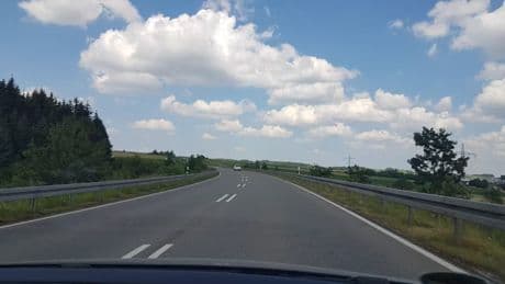 Zwei Linien auf der Fahrbahn: Was bedeutet die doppelt gestrichelte Mittellinie?