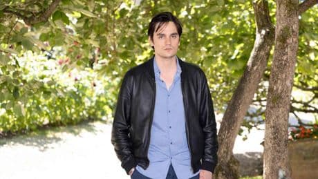 El hijo menor de Alain Delon pide anular el testamento de su padre y denuncia a sus hermanos