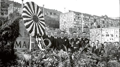 Homenaje floral japonés en la tumba de Macià