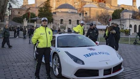 Ferrari, Bentley e Porsche: in Turchia la Polizia utilizza 23 supercar sequestrate ai criminali