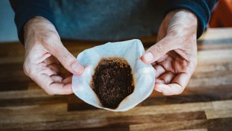 Ein Löffel genügt: Warum immer mehr Menschen Kaffeesatz ins Klo geben