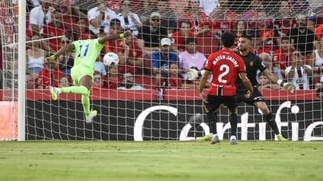 Plácido estreno del Barcelona ante un Mallorca que se quedó con nueve en el minuto 38