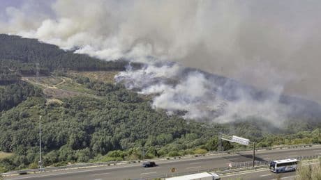 El agresivo y descontrolado fuego de Ourense ataca Zamora, con cinco pueblos desalojados: "Muy complicado de atajar"