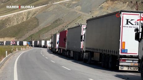 İran-İsrail gerginliği: Yüksekova Esendere Gümrük Kapısı'nda 2 kilometre tır kuyruğu oluştu
