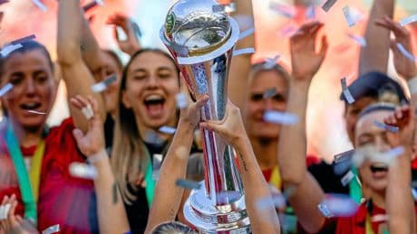 Fußball der Frauen | DFB-Pokal: FC Bayern jubelt, Bundestrainer Christian Wück meckert