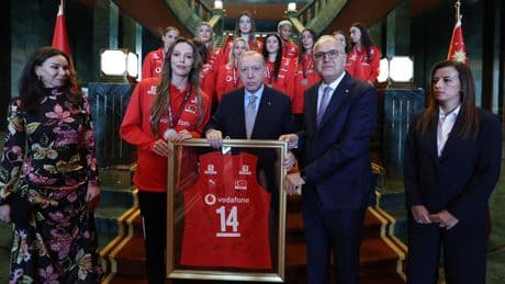 Cumhurbaşkanı Erdoğan A Milli Kadın Voleybol Takımı'nı Külliye'de kabul etti