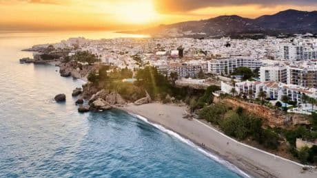 Cinco pueblos costeros de Andalucía que ofrecen una escapada que combina playa, gastronomía, historia y desconexión