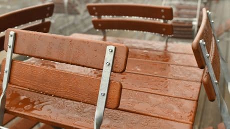 Regen in Sachsen: Wetter belastet Biergärten und Cafés