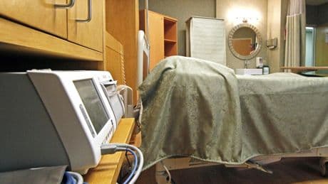 U.S. maternal death rate rose slightly last year, health officials say