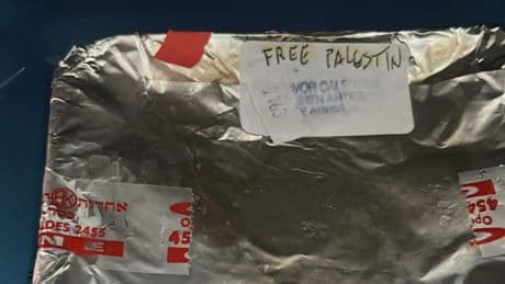 Iberia investiga si la colocación de pegatinas 'Free Palestine' en comida kosher fue dentro del avión o en el servicio de catering