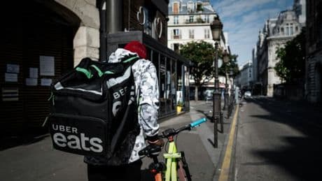 Quotas de Airbnb par quartier, restos obligés d'ouvrir leurs toilettes aux livreurs: les pistes de Paris pour lutter contre "l'ubérisation"