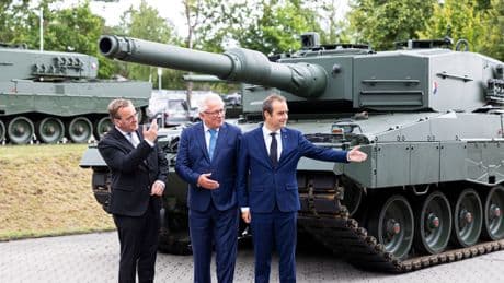 Starthilfe für deutsch-französischen Panzer: Verteidigungsminister bei Rheinmetall