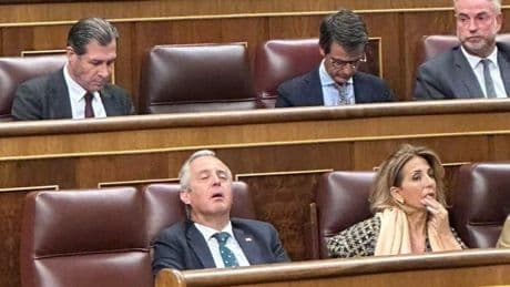 Un diputado de Vox se queda profundamente dormido el Congreso mientras Pedro Sánchez habla sobre el apagón