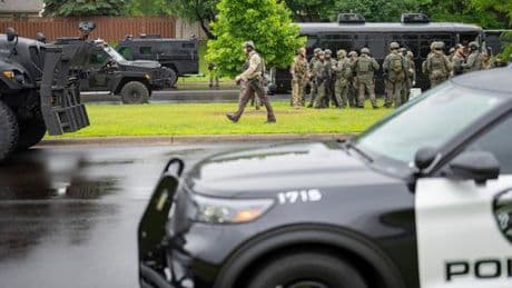 En direct, Etats-Unis : une élue locale et son mari tués, un autre élu blessé dans le Minnesota, le gouverneur démocrate dénonce un « acte de violence politique »