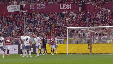 Torino-Inter sospesa, attimi di paura: tifosi caduti dagli spalti