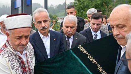 Bakan Uraloğlu, Trabzon’da eniştesinin cenazesine katıldı