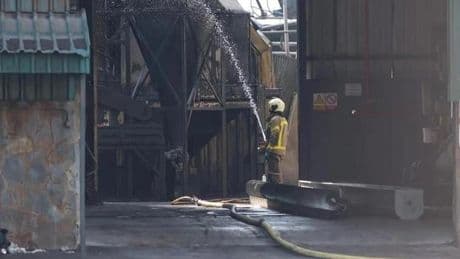 El incendio de Pinos Puente en el que han muerto dos trabajadores en una nave industrial está controlado pero mantiene dos focos activos