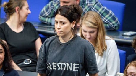 Tumult auf Tribüne: Wegen Palästina-Shirt: Klöckner wirft Abgeordnete aus Bundestagssitzung
