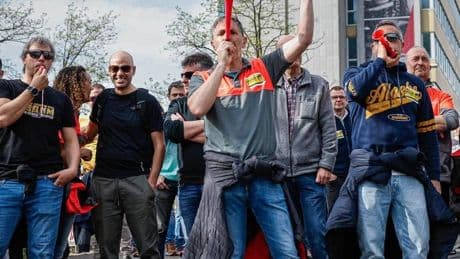 Los trabajadores de Bridgestone desarrollan su segunda jornada de huelga con un seguimiento «total»