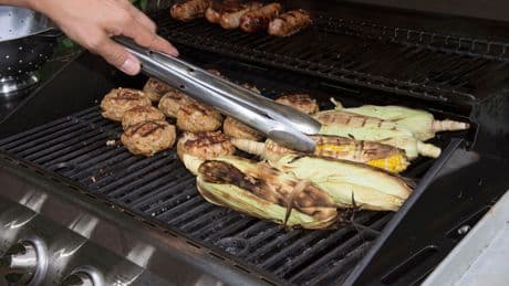 Brutzelzeit: Auf dem Balkon oder im Garten – mit einem Enders Gasgrill durch den Sommer
