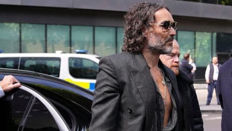 Prozess wegen Vergewaltigung - Russell Brand plädiert auf nicht schuldig