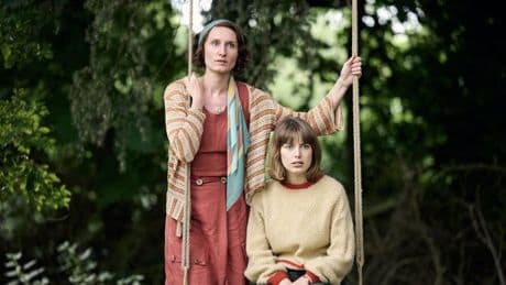 La novelista, la nazi, la comunista, etcétera: las increíbles hermanas Mitford resurgen con la serie 'Escandalosas'