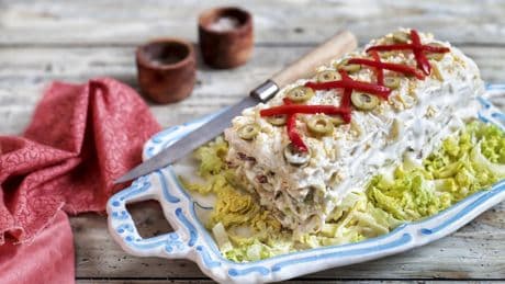 Pastel de pan de molde con pollo asado, el favorito de fiestas