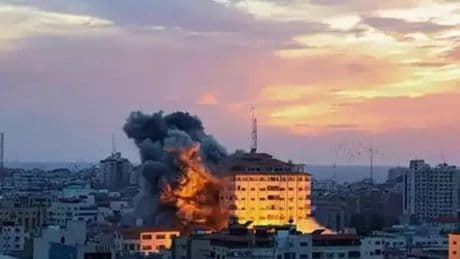 İsrail'den Yemen'in başkentine hava saldırısı