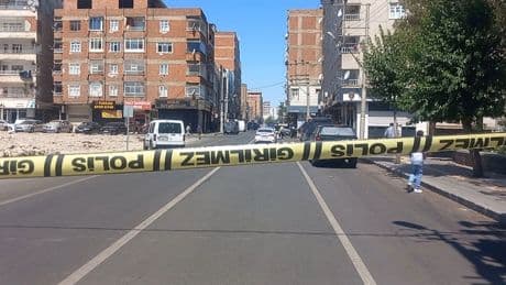 Aile içi şiddet ihbarına giden polislere ateş açıldı; 3 yaralı