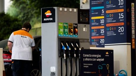La bajada de los carburantes deja el verano más barato para los conductores desde 2021