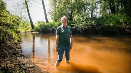 Theo Spek kan het landschap lezen als geen ander. Tijdens een tocht door Twente leest hij er uit voor
