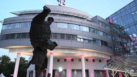 Telekom kauft acht Meter hohen Bronze-Elefanten