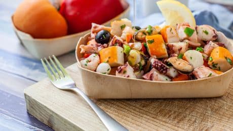 Ensalada de garbanzos con pulpo: una receta fresca, nutritiva y por poco precio