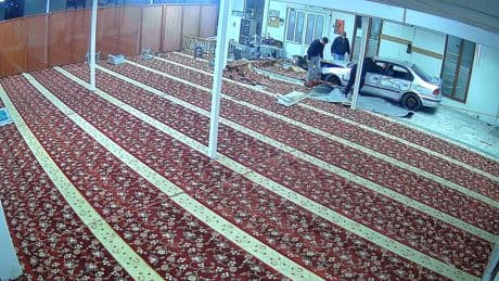 Otomobil camiye bu şekilde dalmış! Görüntüler ortaya çıktı