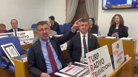 TBMM Plan ve Bütçe Komisyonu’ndaki görüşmelerde CHP’lilerden pankartlarla protesto: ‘Turp Radyo Televizyonu’