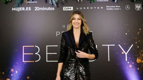 ¿Rosa o rojo? Mónica Martínez abre debate sobre su 'look': "¿De qué color se veía?"