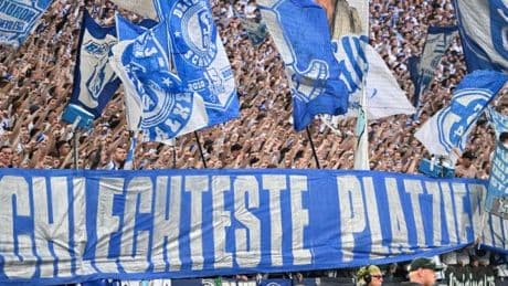 „Schöne Sommerpause, ihr Versager“ – Schalke-Fans verhöhnen eigene Mannschaft