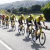Koplopers onderweg naar de Angliru, peloton met Visma en UAE komt dichterbij