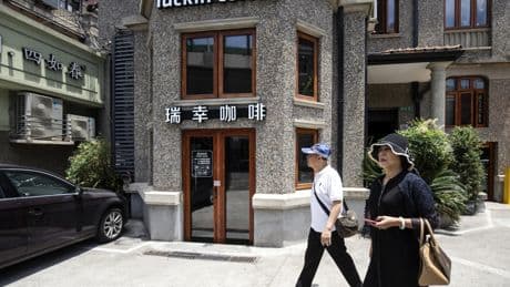 Starbucks planta cara a las cafeterías de su rival chino Luckin en Manhattan