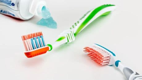 La razón por la que deberías cambiar el cepillo de dientes después de un resfriado