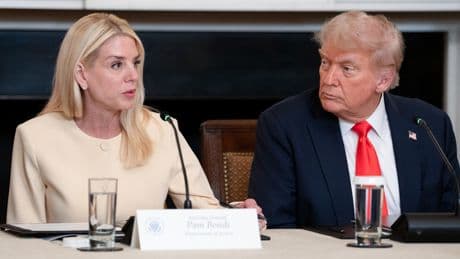 Pam Bondi, la fiscal general fiel a Trump engullida por el 'caso Epstein'
