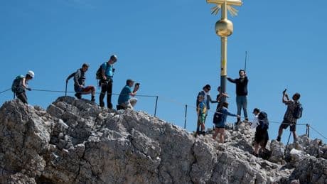 Neuer Instagram-Spot: Selfie ohne Absturzgefahr: Zweites Gipfelkreuz für die Zugspitze