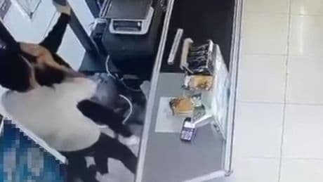 Kadın çalışana dehşeti yaşattı, acımasızca dövdü