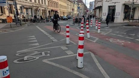 Poller in Mitte rechtmäßig – Kiez-Anwohnern bleibt nur der Frust