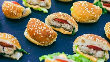 Lasagnes, sushis, burgers… : pourquoi manger mou est un problème