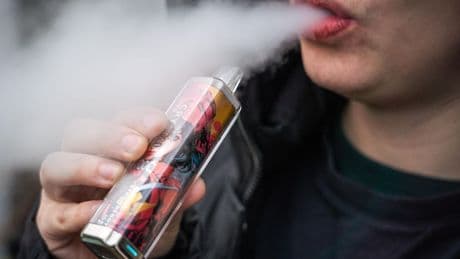 Smaakjesverbod lijkt vruchten af te werpen: voor het eerst in jaren vapen minder jongeren