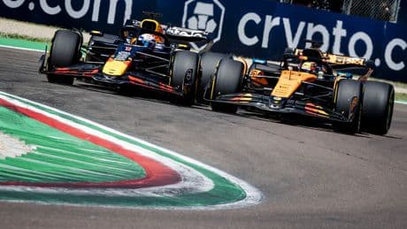 Niet de snelste auto besturen, toch meedoen om de titel: Max Verstappen is in Imola de concurrentie de baas
