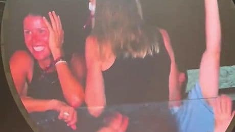 Affaire of verlegen: Coldplay zanger betrapt koppel op heterdaad