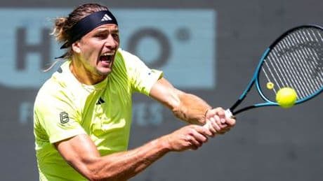 Tennis in Halle: Werbeschild bricht ab und stürzt auf Zuschauerin